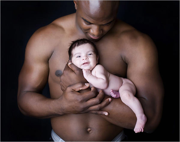 بچه ي كوچولو در بغل پدر سياه پوست
