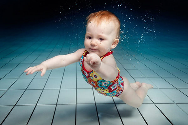 بچه زير آب شنا 