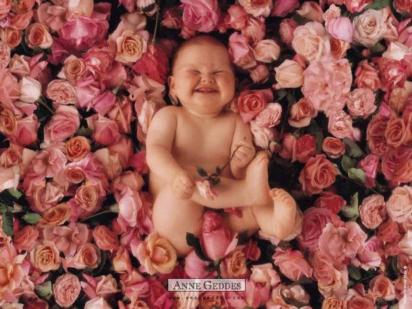 بچه ي خندان گل زيبا